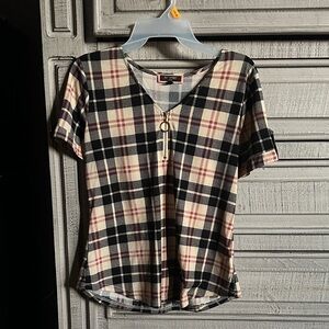 Short-Sleeve V-Neck Plaid Top with Ring Zipper in Beige and Black